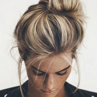 brown hair with blonde highlights messy bun