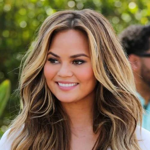 chrissy teigen brown hair with blonde highlights