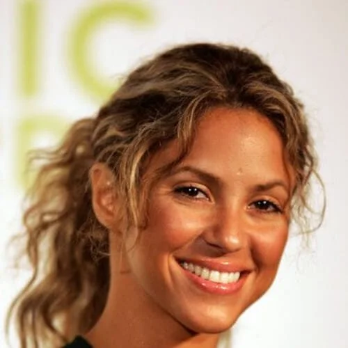 shakira brown hair with blonde highlights