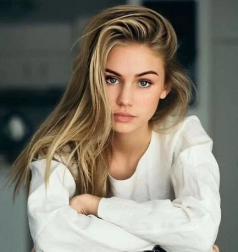 Layered Dirty Blonde Hair with Caramel Highlights - Medium Length Style