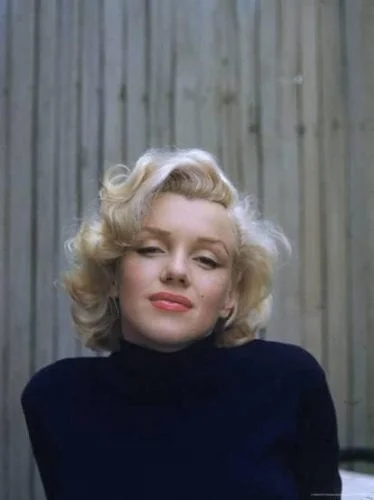 Marilyn Monroe blonde bombshell curls - iconic 1950s Hollywood glamour hairstyle
