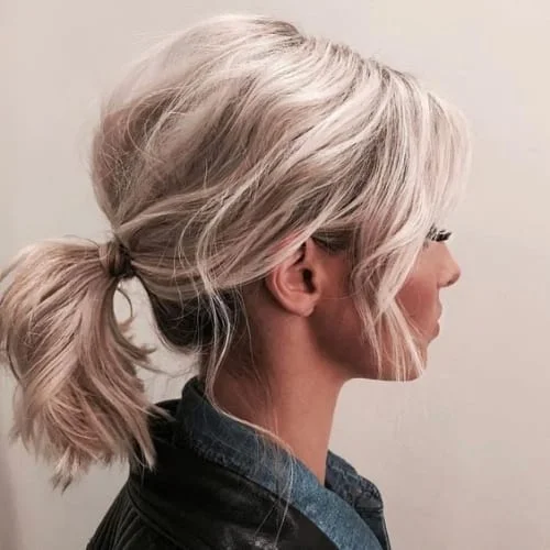 messy ponytail on shoulder length hair