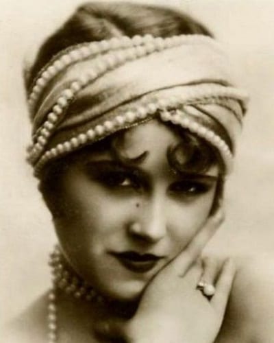 Short 1920s Hairstyle With Pearls Headpiece 