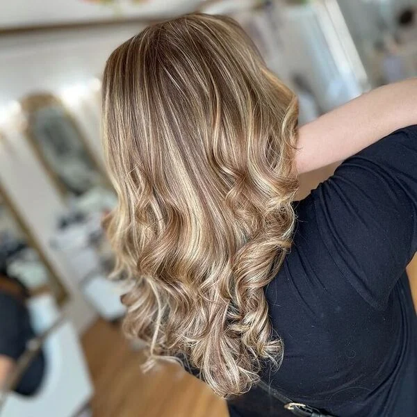 a woman wearing black shirt.