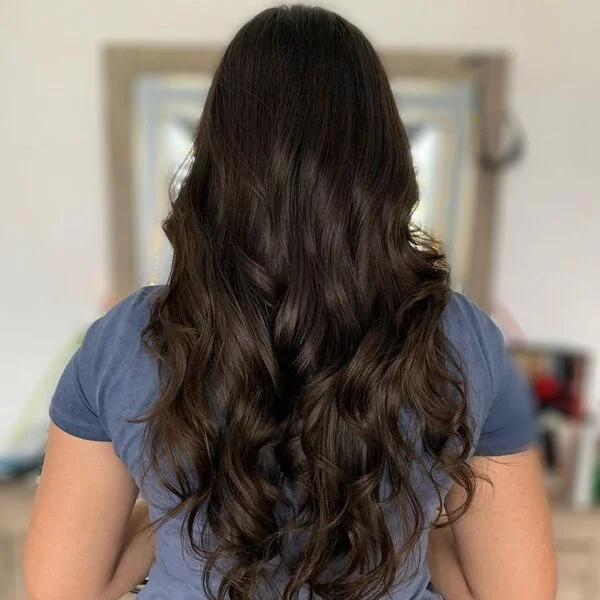 a woman wearing blue shirt.