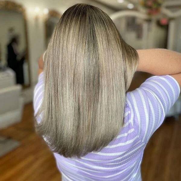 a woman wearing purple stripe shirt.