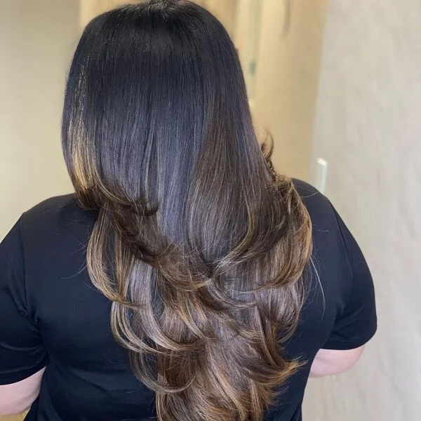 a woman wearing black shirt.