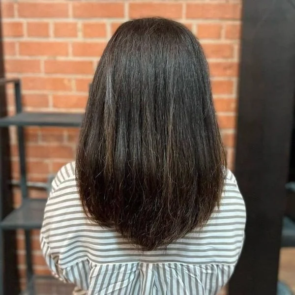 a woman wearing stripe polo blouse.