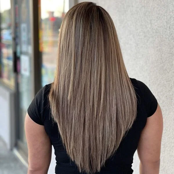 a woman wearing black shirt.