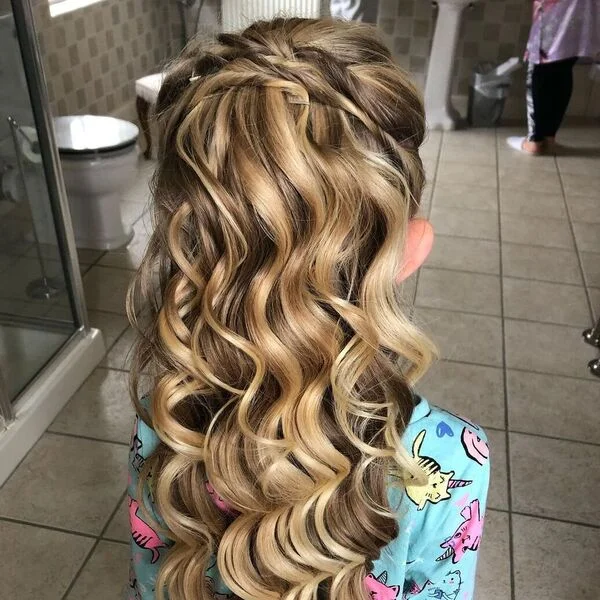 Spring Curl Twisted - a girl is wearing light blue top.