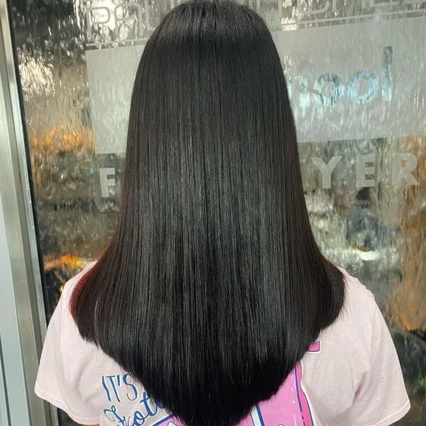 a woman wearing pink printed shirt.