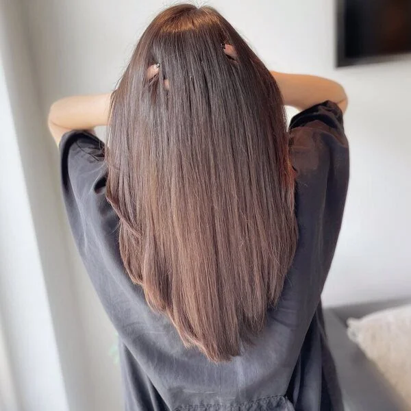 straight V cut hairstyle on long hair - layered haircut with V-shaped back