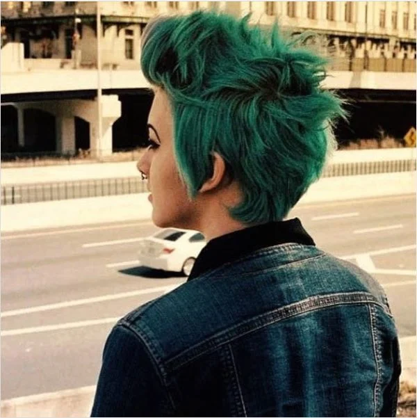 Short green emo hairstyle with fringed layers for edgy look