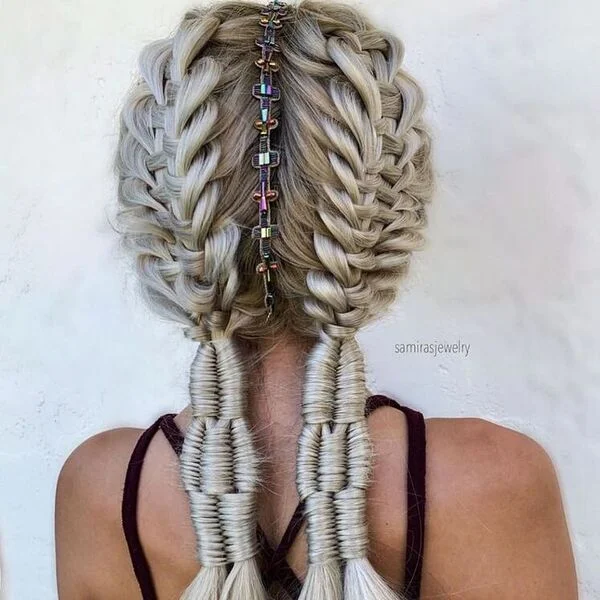 Double Frette Low Pony Viking Style - a woman wearing sexy top